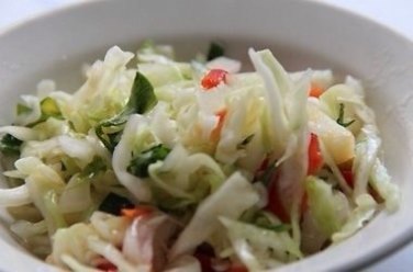 Сыроедный салат из пекинской капусты напа с имбирем